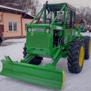 foto traktor leśny LKT 81T Turbo